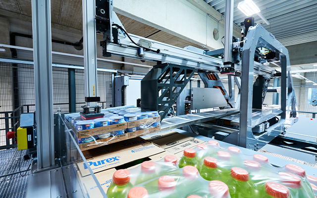 RUNPICK automates mixed-case palletizing for efficient warehouse distribution and order fulfillment.