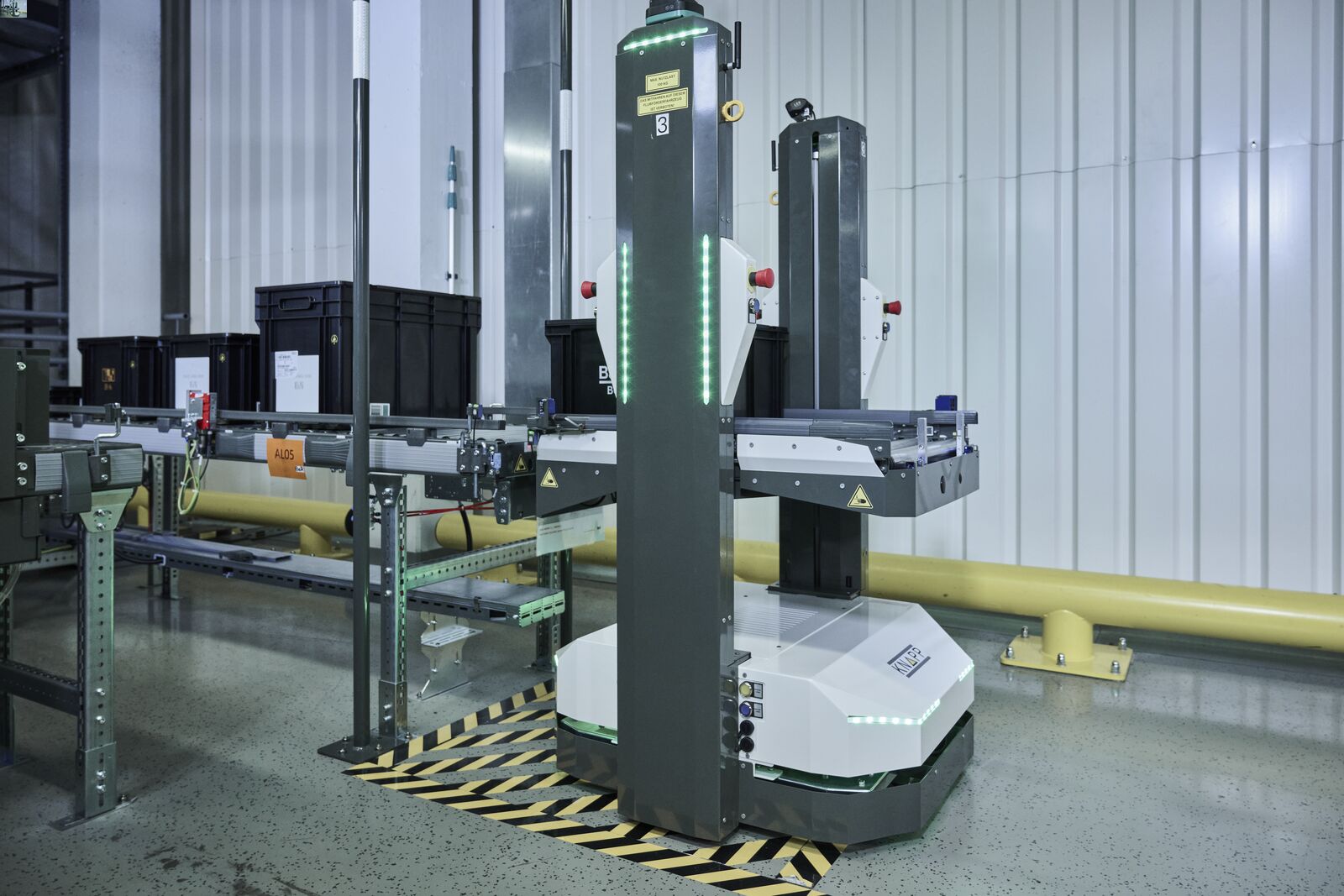 KiSoft software coordinates inventory, robotics, material flow, and warehouse operations.
